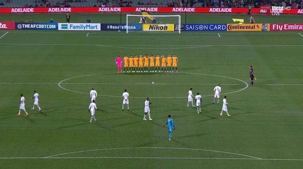 ▲沙烏地阿拉伯足球員沒有參與默哀，網友罵翻。（圖／翻攝自推特lukenunn99）
