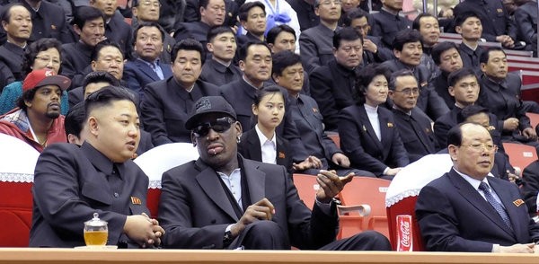 北韓最高領導人金正恩與前NBA球星「小蟲」羅德曼並肩看籃球賽。(圖／CFP)