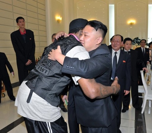北韓最高領導人金正恩與前NBA球星「小蟲」羅德曼並肩看籃球賽。(圖／CFP)