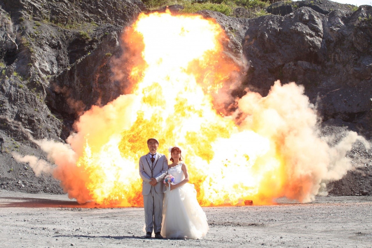 日本夫妻拍了爆炸婚紗（圖／翻攝自Daily Portal Z）