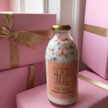 ▲▼ 南韓西瓜香水瓶、草莓果粒牛奶瓶。（圖／取自IG doh_y、villa_de_d ）