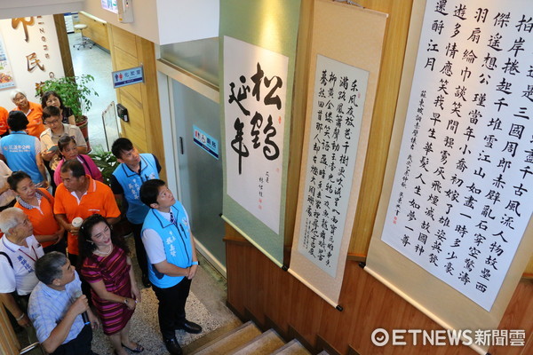 花蓮市長魏嘉賢觀賞在市民藝廊展出的「志工協會書畫攝影聯展」。（圖／花蓮市公所提供）