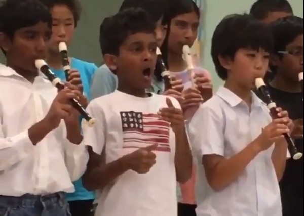 ▲▼11歲男孩假吹直笛超可愛。（圖／翻攝自推特Belenje）
