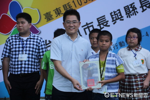 台東縣內有11所國中小經民主程序選出自治鄉鎮市長，在縣長公館進行「與縣長有約活動」。（圖／台東縣政府提供）