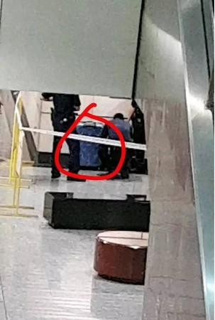 ▲▼中國工人亂丟行李箱，新加坡地鐵封鎖防恐攻        。（圖／翻攝自網易）