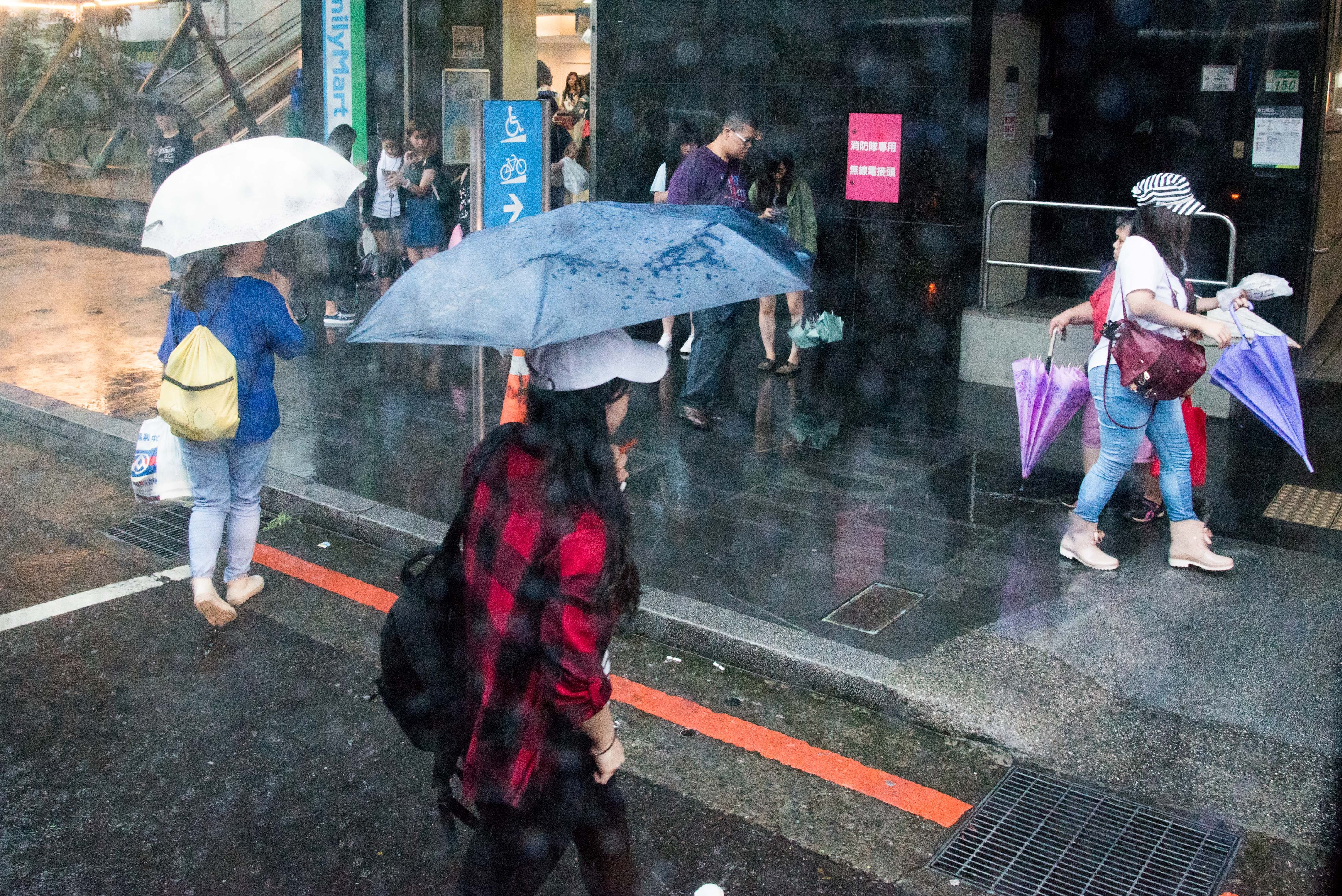 ▲▼雨天,下雨,行人,路人,撐傘,躲雨。（圖／記者季相儒攝）