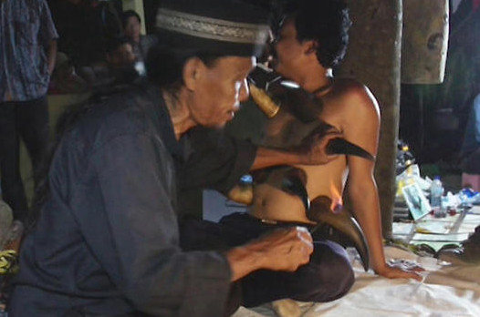 ▲印尼爪哇的性愛山，讓許多貧困的人朝聖。（圖／翻攝自澳洲SBS影片）