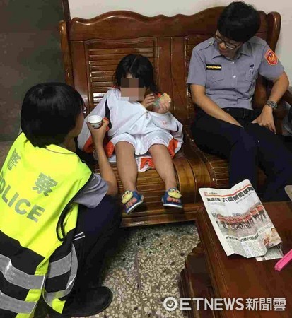 ▲台南市警三分局和順派出所女警充當臨時保母，安撫照顧女童。（圖／記者林悅翻攝）