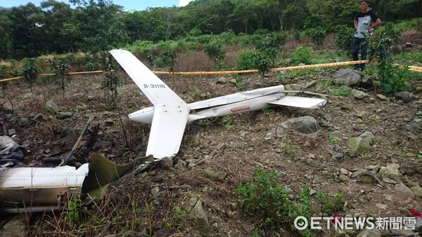 花蓮豐濱地區發生《看見台灣》空拍直昇機墜毀山區事件，花蓮地檢署檢察官及鑑識人員共同前往現場檢視並封鎖現場。（圖／記者王兆麟攝）