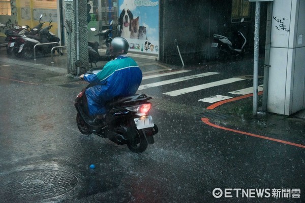 ▲▼雨天,下雨,機車,摩托車,行人,暴雨。（圖／記者季相儒攝）