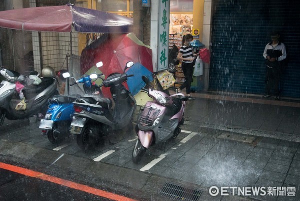 ▲▼雨天,下雨,機車,摩托車,行人,暴雨。（圖／記者季相儒攝）