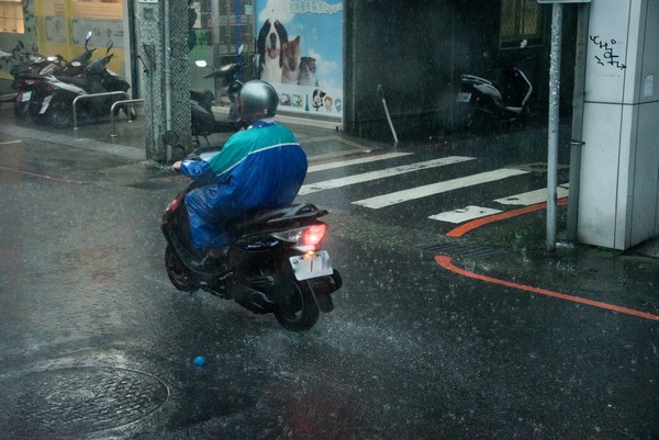 ▲▼雨天,下雨,機車,摩托車,行人,暴雨。（圖／記者季相儒攝）