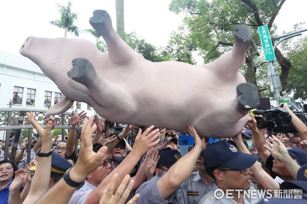 ▲國民黨發動豬農抗議美豬進口。（圖／記者黃克翔攝）