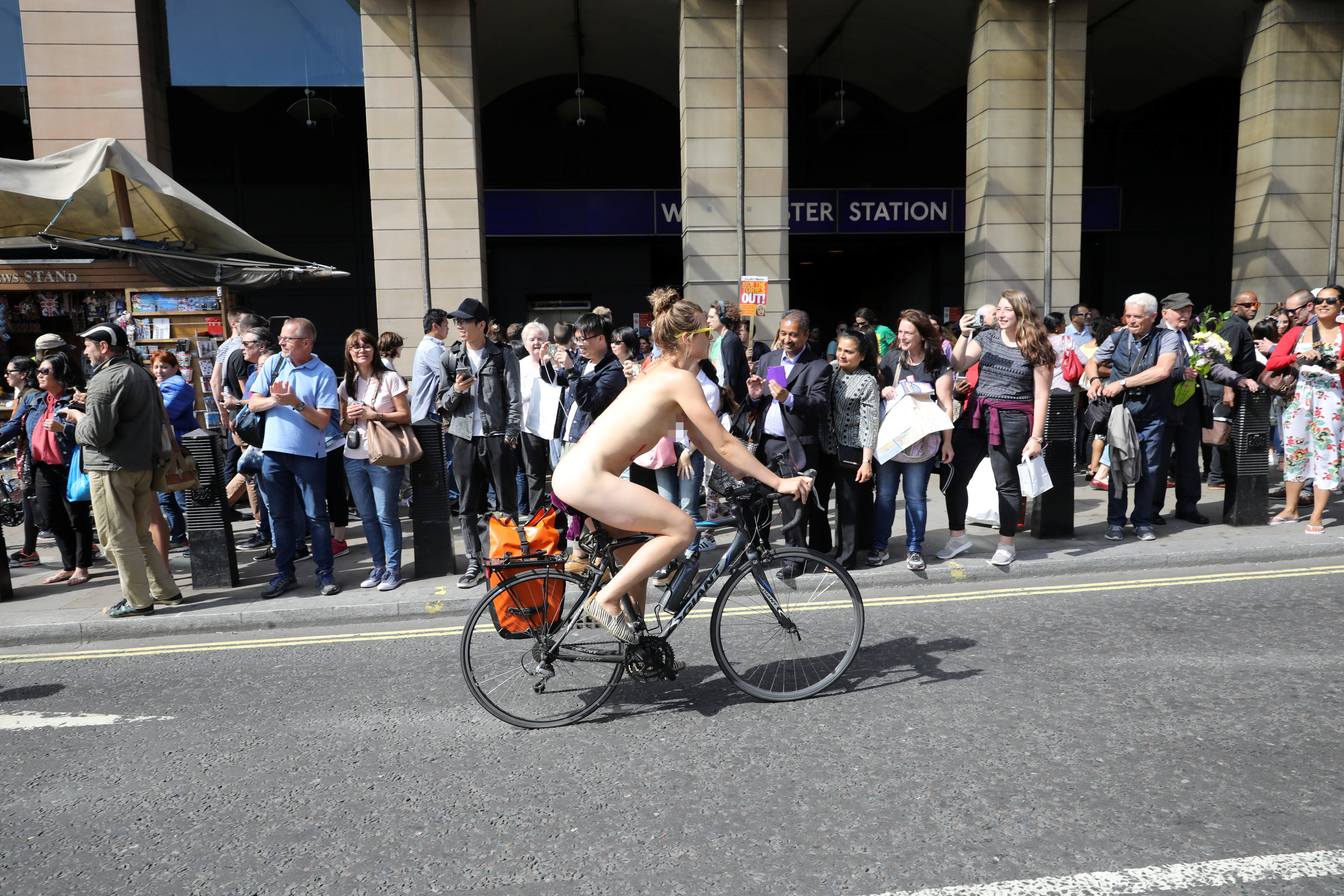 ▲▼脫光救地球！倫敦裸體自行車日。（圖／路透社）