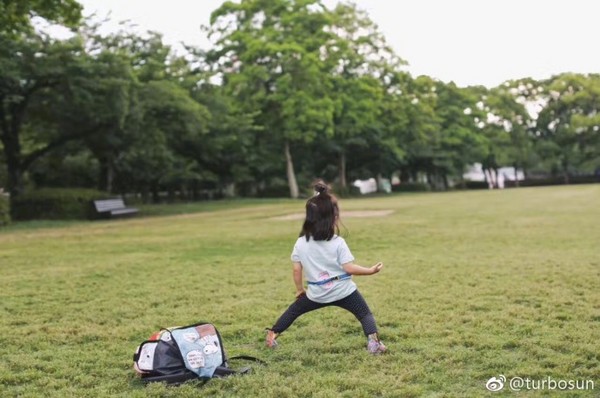 ▲▼孫儷曬女兒站姿，引來網友驚呼「跟鄧超一模一樣」。（圖／翻攝孫儷微博）