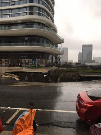 ▲▼江蘇南通中南城附近道路塌陷。（圖／翻攝自陸媒《交匯點》）