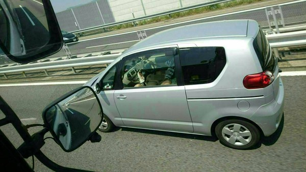 ▲▼日本裸女高速公路大膽幫男駕駛口交。（圖／翻攝自かむ推特）