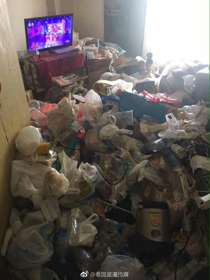 泰國一名女房客把租屋處變成宛如地獄般，一進門馬上被垃圾海淹沒，雙手還要像「蛙式」撥開垃圾才能前進，場面十分駭人。（圖／翻攝泰國《星暹日報》微博）