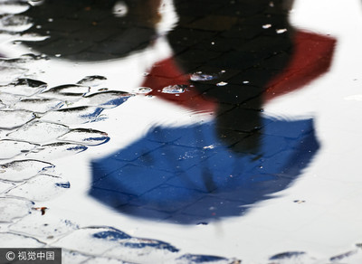 不撐傘原地淋雨1.5小時太怪　警一查直接送他1年牢飯