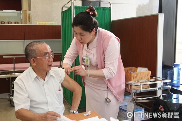 ▲成大醫院指出，民眾出國如需使用預防性藥物、接種疫苗。（圖／成醫提供）