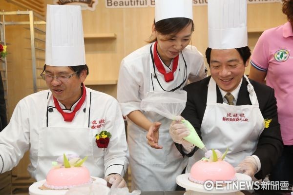 ▲台南市長賴清德，小露身手，DIY製作藝術蛋糕，成品精美獲得現場來賓一致好評。（圖／市府提供）