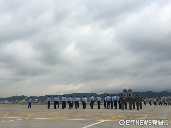 ▲▼齊柏林遺體抵達台北，空軍列隊歡迎。（圖／記者楊佳穎攝）