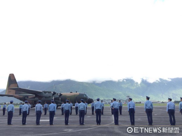 齊柏林三人遺體從花蓮空軍基地起飛。（圖／記者王兆麟攝）