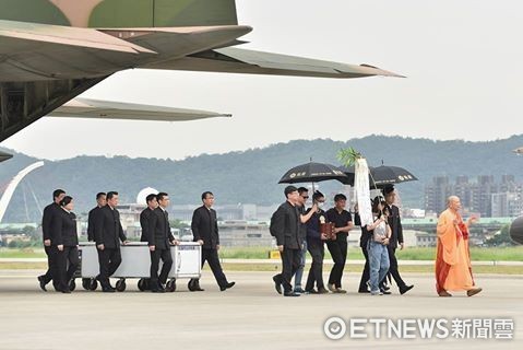 ▲▼空軍出動兩架C-130，運送齊柏林等3人遺體返回台北。（圖／記者李毓康攝）