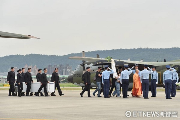 ▲▼空軍出動兩架C-130，運送齊柏林等3人遺體返回台北。（圖／記者李毓康攝）