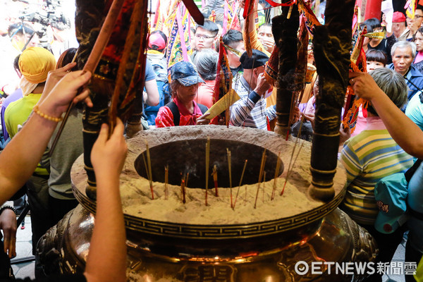 ▲▼大甲媽祖遶境起駕。（圖／記者林世文攝）