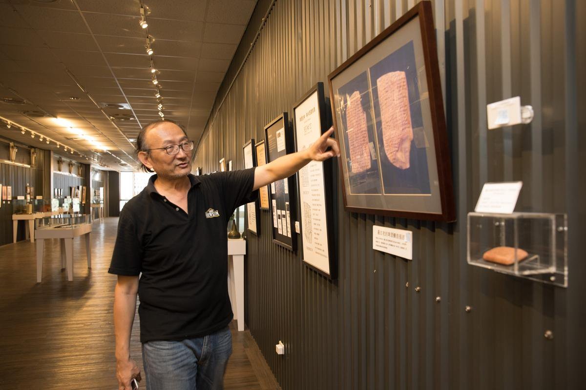 鍾文清在2樓展示他20多年來的啤酒文物收藏。