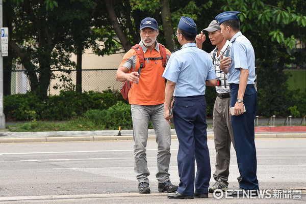 ▲▼齊柏林墜機罹難,機體殘骸送抵松山指揮部,飛安會調查官李寶康出面簡單說明。（圖／記者李毓康攝）