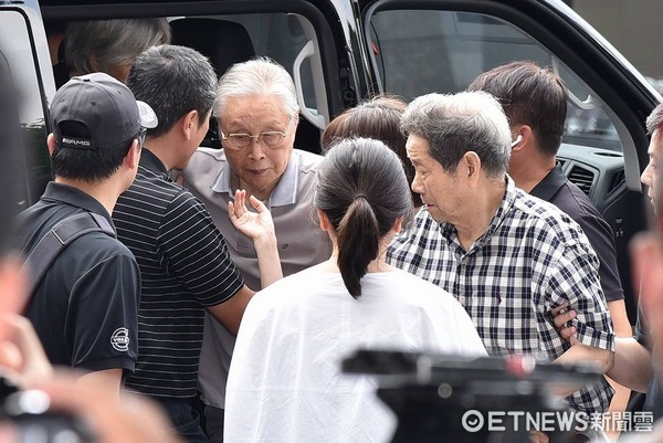 ▲▼ 齊柏林父母、岳父母赴金寶會館奔喪。（圖／記者李毓康攝）