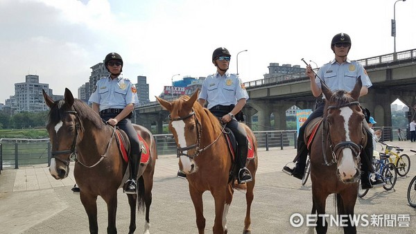 ▲為了慶祝警察節的道來，新北警友在河岸進行「兩輪交會」。（圖／記者林煒傑翻攝）