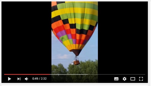 熱氣球相撞...駕駛被彈出懸吊　乘客飄在空中好傻眼。（圖／翻攝自YouTube）