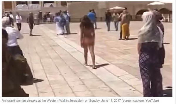 大家包緊緊她卻脫光光　裸女在耶路撒冷哭牆散步嚇死人。（圖／翻攝自《以色列時報》／YouTube）