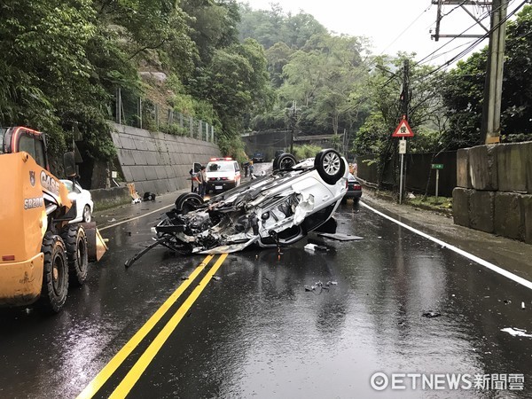 ▲男子疑因天雨路滑撞邊坡護欄後翻車，輪胎噴飛、車頭全毀。（圖／記者林煒傑翻攝）