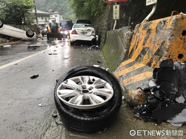 ▲男子疑因天雨路滑撞邊坡護欄後翻車，輪胎噴飛、車頭全毀。（圖／記者林煒傑翻攝）