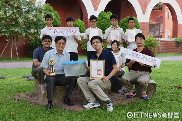 ▲台南市長榮中學國中部蔡秉翰等同學，參加台南市第57屆中小學科學展覽國中組生物科榮獲第2名；許憬濠、林信安同學作品，則獲國中組數學科展入選。（圖／長中提供）