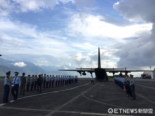 空軍共派遣2架C-130運輸機，送齊柏林等3人遺體和家屬由花蓮空軍基地同機運返台北。（圖／記者王兆麟攝）