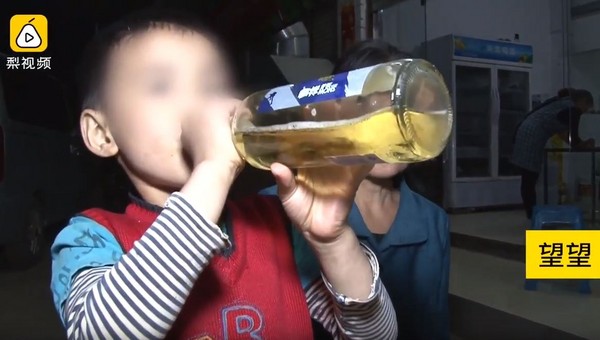 ▲望望才6歲，卻能一次喝下2瓶啤酒。（圖／翻攝自YouTube／中國快報 China Report）