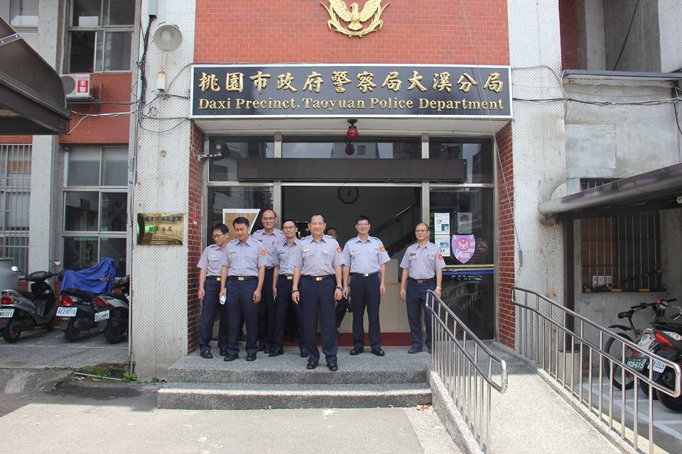 桃園市大溪警分局為慶祝6月15日警察節，鼓勵員警執勤著制服購餐、用餐，分局長林信雄帶隊前往麥當勞。（圖／翻攝「大溪警好讚」臉書粉專）