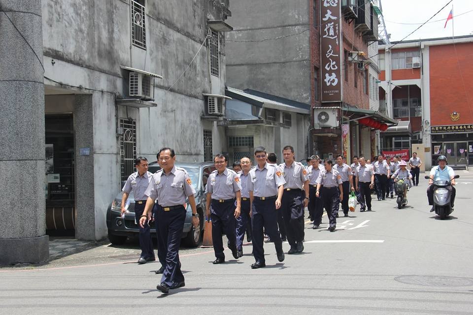 桃園市大溪警分局為慶祝6月15日警察節，鼓勵員警執勤著制服購餐、用餐，分局長林信雄帶隊前往麥當勞。（圖／翻攝「大溪警好讚」臉書粉專）