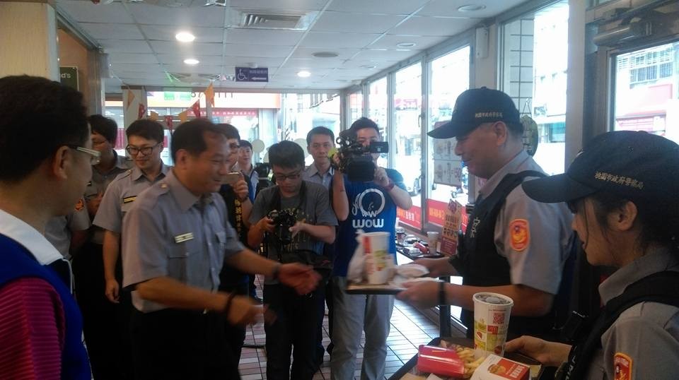 桃園市大溪警分局為慶祝6月15日警察節，鼓勵員警執勤著制服購餐、用餐，分局長林信雄帶隊前往麥當勞。（圖／翻攝「大溪警好讚」臉書粉專）