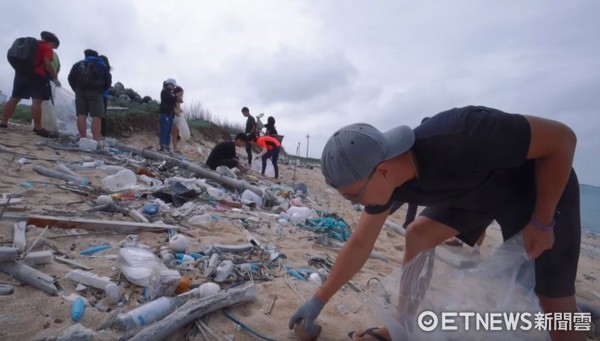 ▲台客劇場的影片 發現澎湖有很多垃圾是大陸的（圖／台客劇場授權使用）