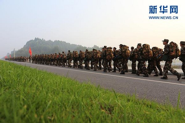 新華網直擊武警警官學院2016級新生結束了近一個月的基地駐訓，採取徒步行軍的方式返回學院。（圖／翻攝自新華網）