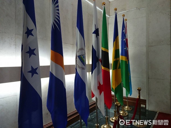 ▲巴拿馬國旗仍掛在外交部內。（圖／記者翁嫆琄攝）