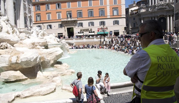 ▲▼羅馬將會禁止遊客到噴泉裡玩。（圖／美聯社）