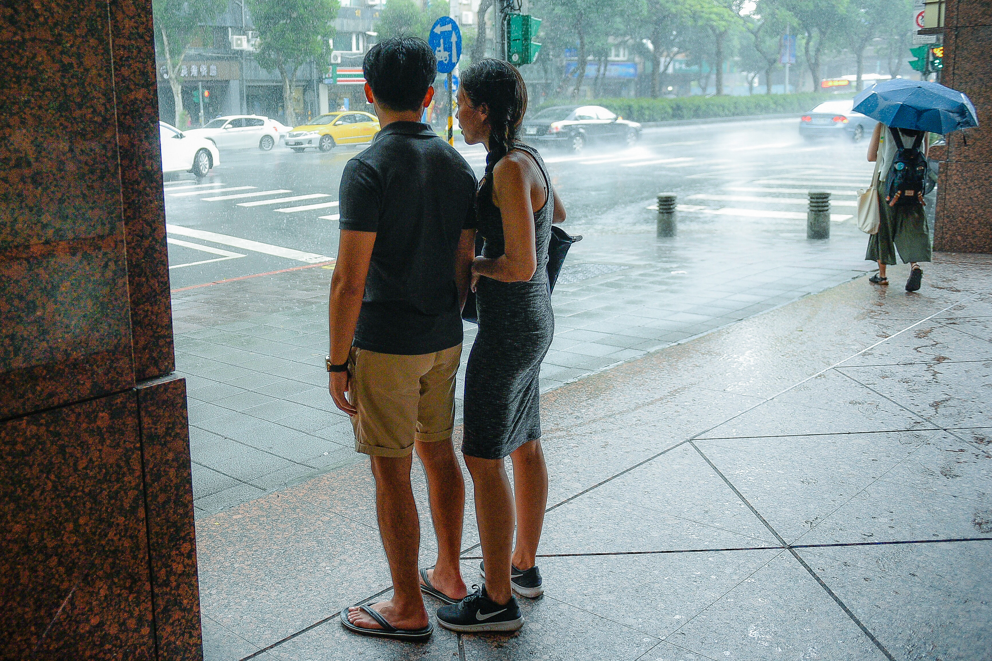 ▲▼ 下雨天,躲雨            。（圖／記者張一中攝）