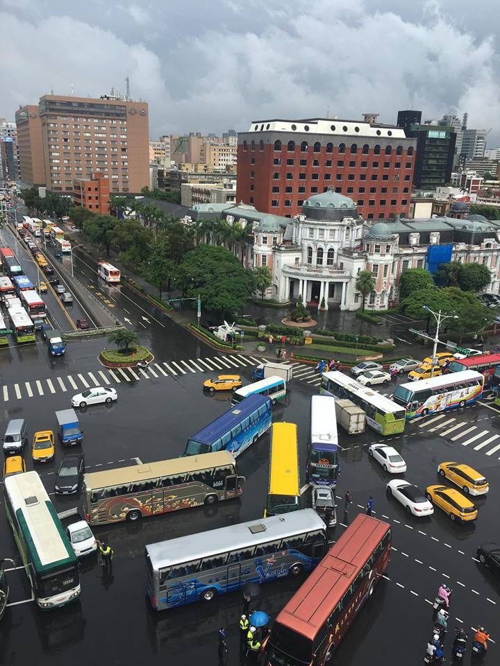 ▲新北市遊覽車駕駛員職業工會13日發動成員將遊覽車開往台北市博愛特區、台北火車站一帶，癱瘓北市交通。（圖／Kyle Tu授權）